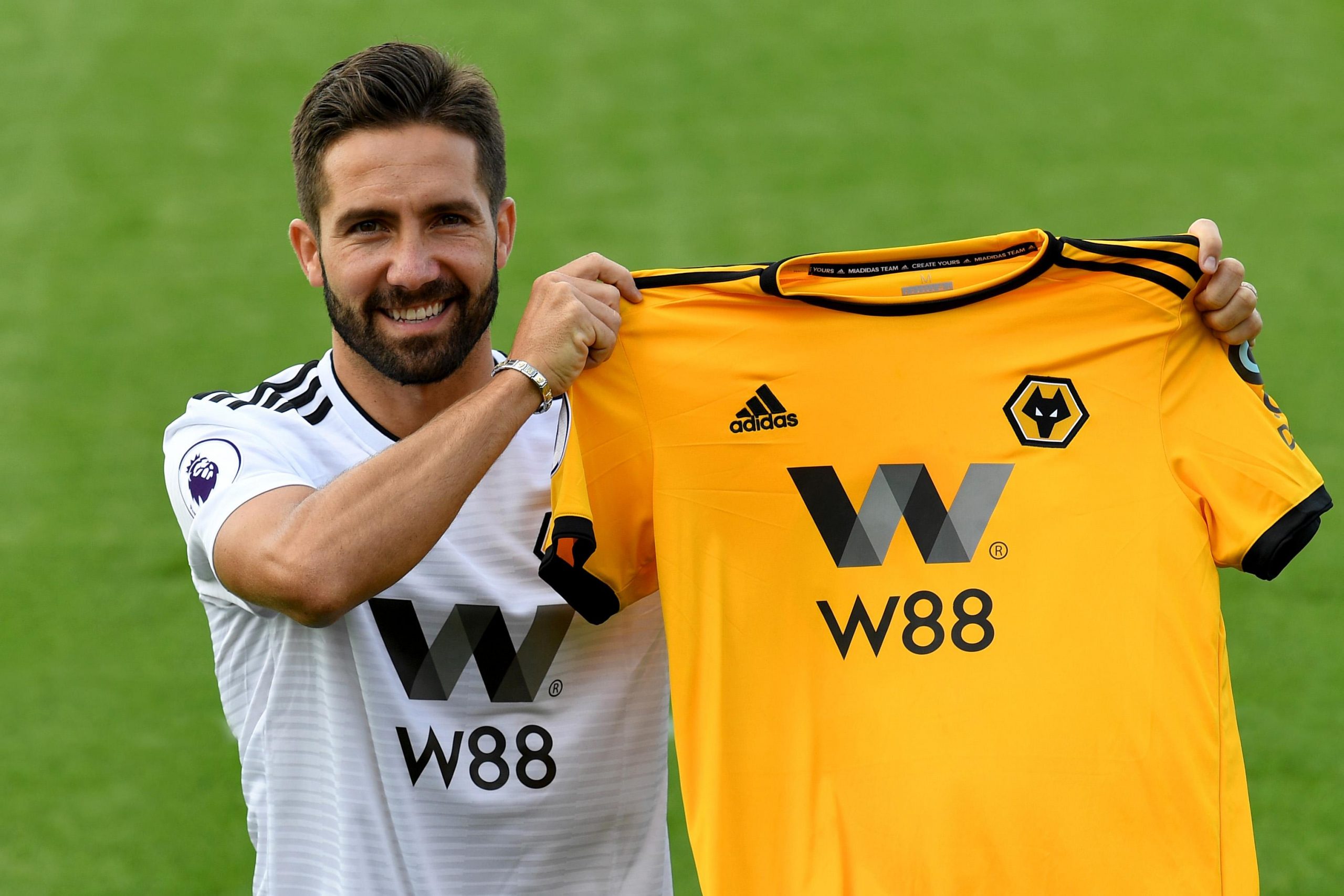 Moutinho : "Je pourrais jouer pendant encore 10 ans" Joao Moutinho avec le maillot des Wolves