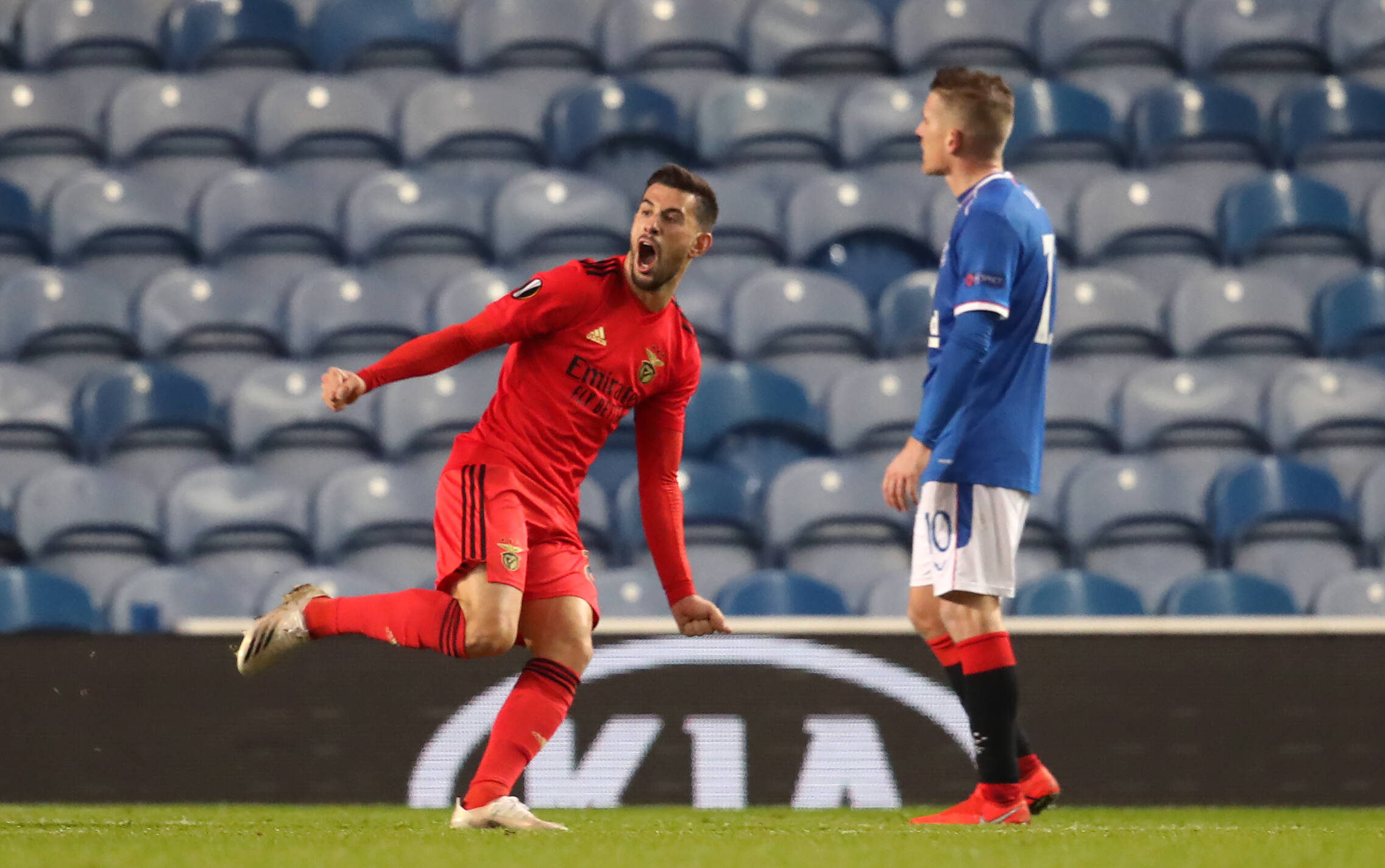 Glasgow Rangers - Benfica : le bus contre la charrette Glasgow Rangers - Benfica : le bus contre la charrette