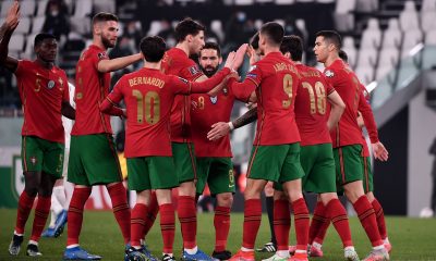 Les joueurs du Portugal célèbrent après que Maksim Medvedev de l'Azerbaïdjan ait marqué contre son camp le but de 1-0 pendant la Coupe du Monde de la FIFA