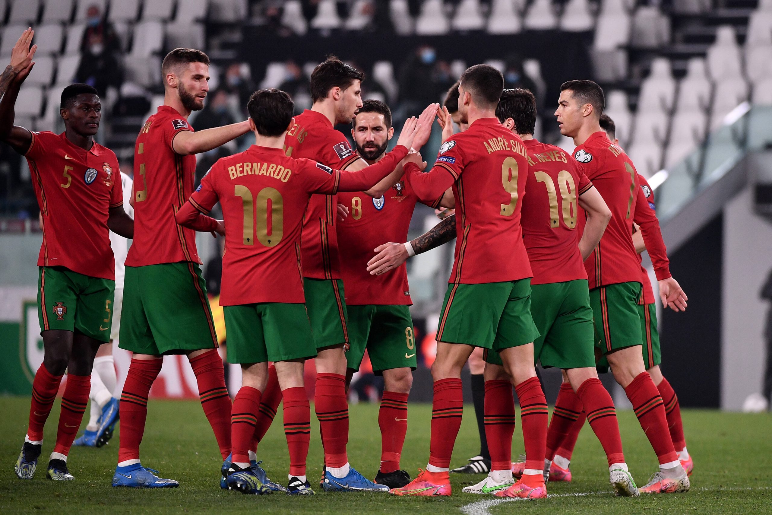 Les joueurs du Portugal célèbrent après que Maksim Medvedev de l'Azerbaïdjan ait marqué contre son camp le but de 1-0 pendant la Coupe du Monde de la FIFA
