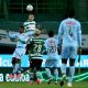 Qui est le meilleur joueur de Liga NOS d'Avril ? May 1, 2021, Lisbon, Portugal: Brayan Riascos of CD Nacional (L) heads the ball with Sebastian Coates of Sporting CP dur