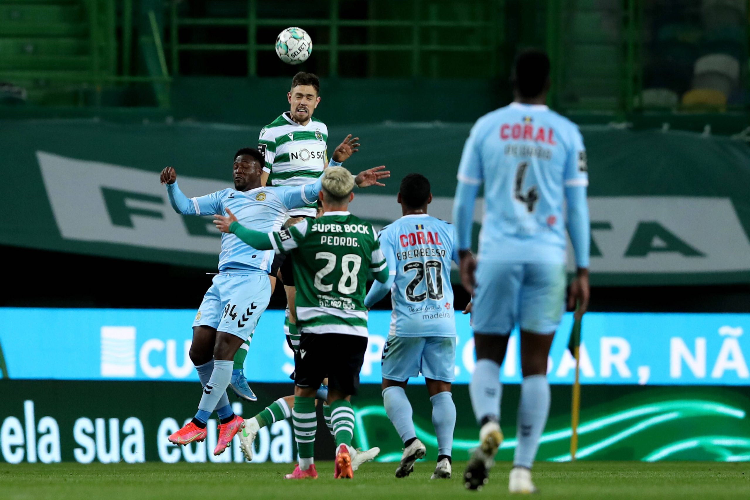Qui est le meilleur joueur de Liga NOS d'Avril ? May 1, 2021, Lisbon, Portugal: Brayan Riascos of CD Nacional (L) heads the ball with Sebastian Coates of Sporting CP dur