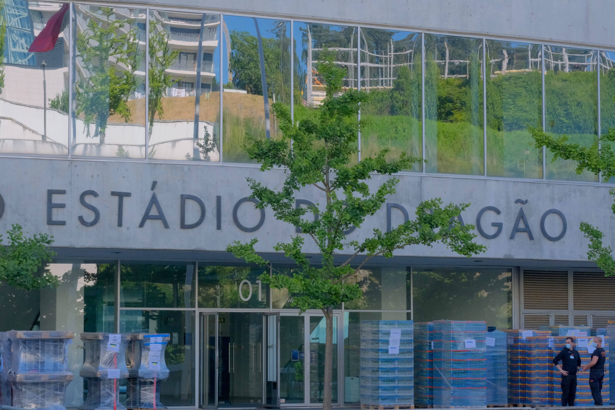 La police judiciaire fouille le stade du Dragon du FC Porto