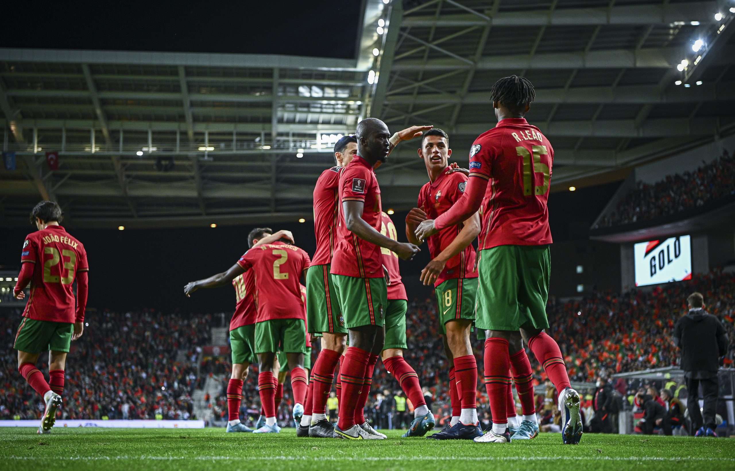 L'équipe du Portugal célébrant son troisième but.