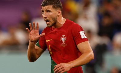 Ruben Dias affiche 5 doigts, comme le nombre de joueurs du Portugal sous le coup d'une suspension.