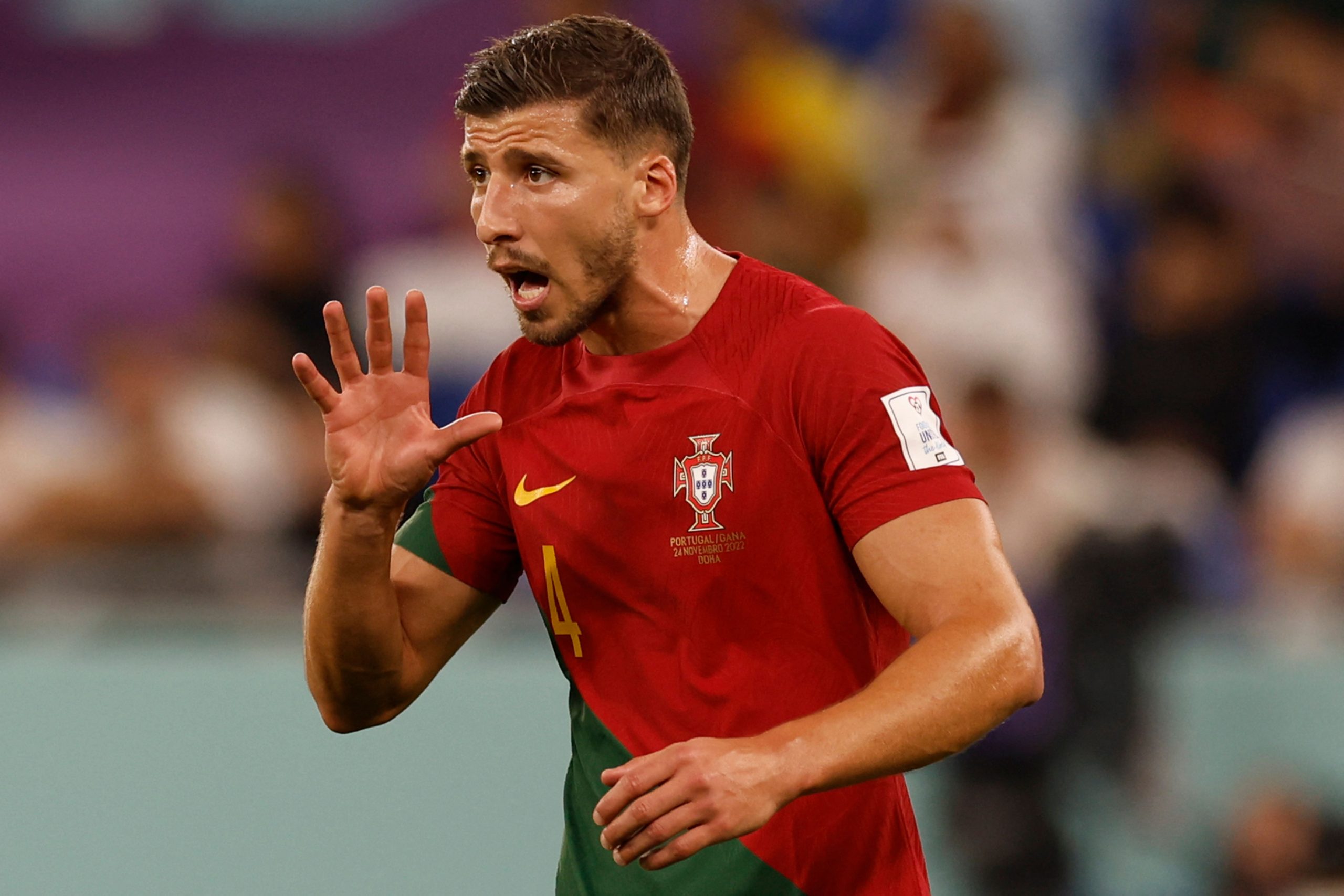 Ruben Dias affiche 5 doigts, comme le nombre de joueurs du Portugal sous le coup d'une suspension.