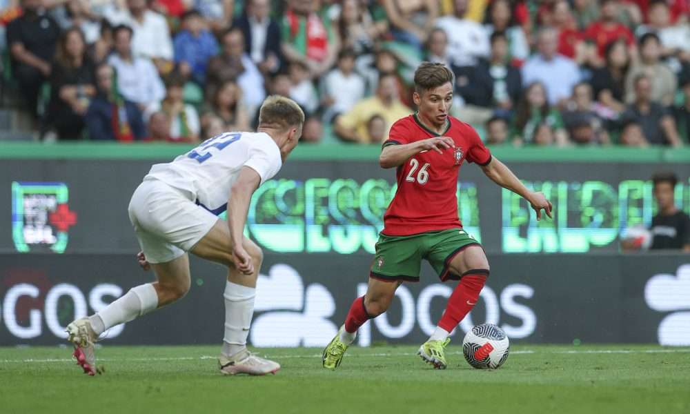 Le Bayern Munich takes place behind Francisco Conceição