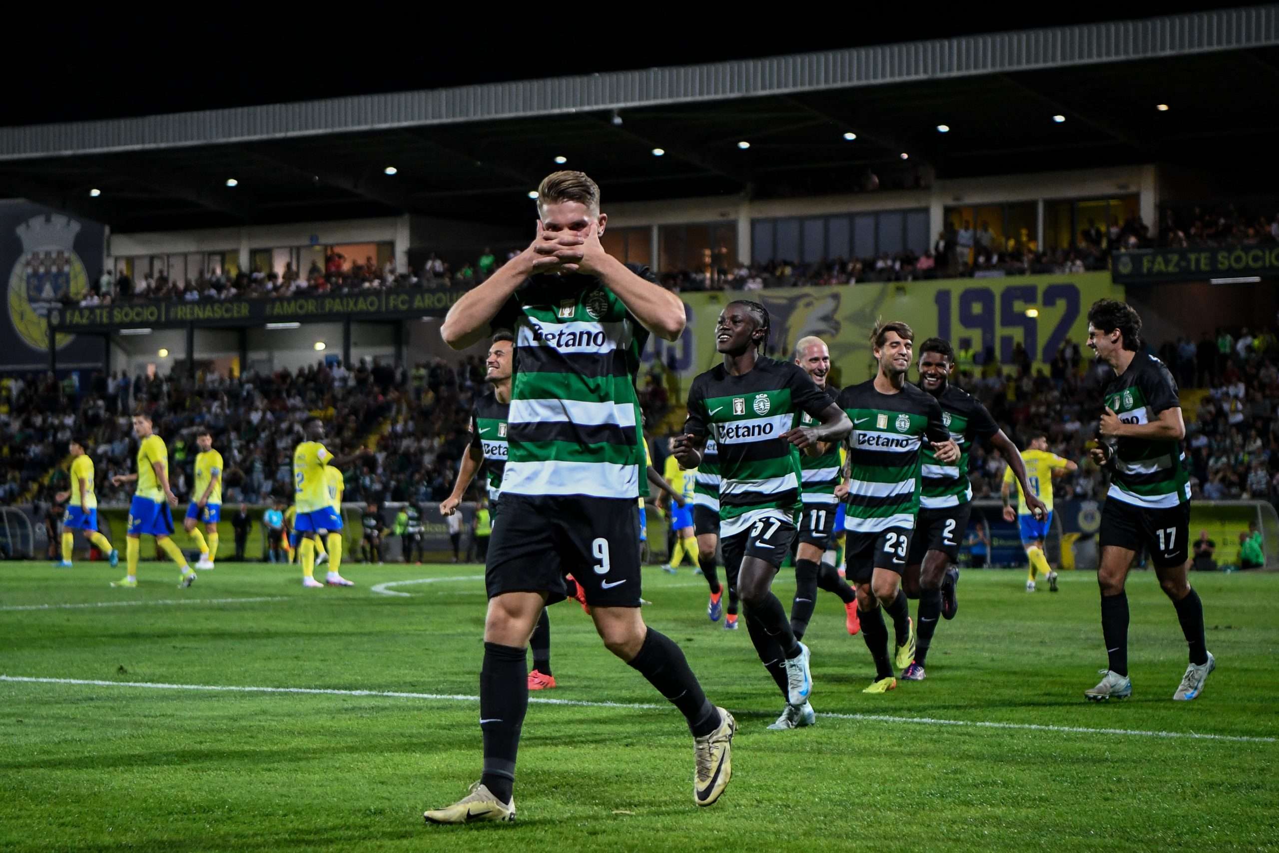 Sporting Lisbon's Swedish forward #09 Viktor Gyokeres celebrates after scoring his team's second goal during the Portuguese League football match between FC Arouca and Sporting CP at at the Municipal de Arouca stadium in Aveiro on September 13, 2024. (Photo by MIGUEL RIOPA / AFP) (Photo by MIGUEL RIOPA/AFP via Getty Images)