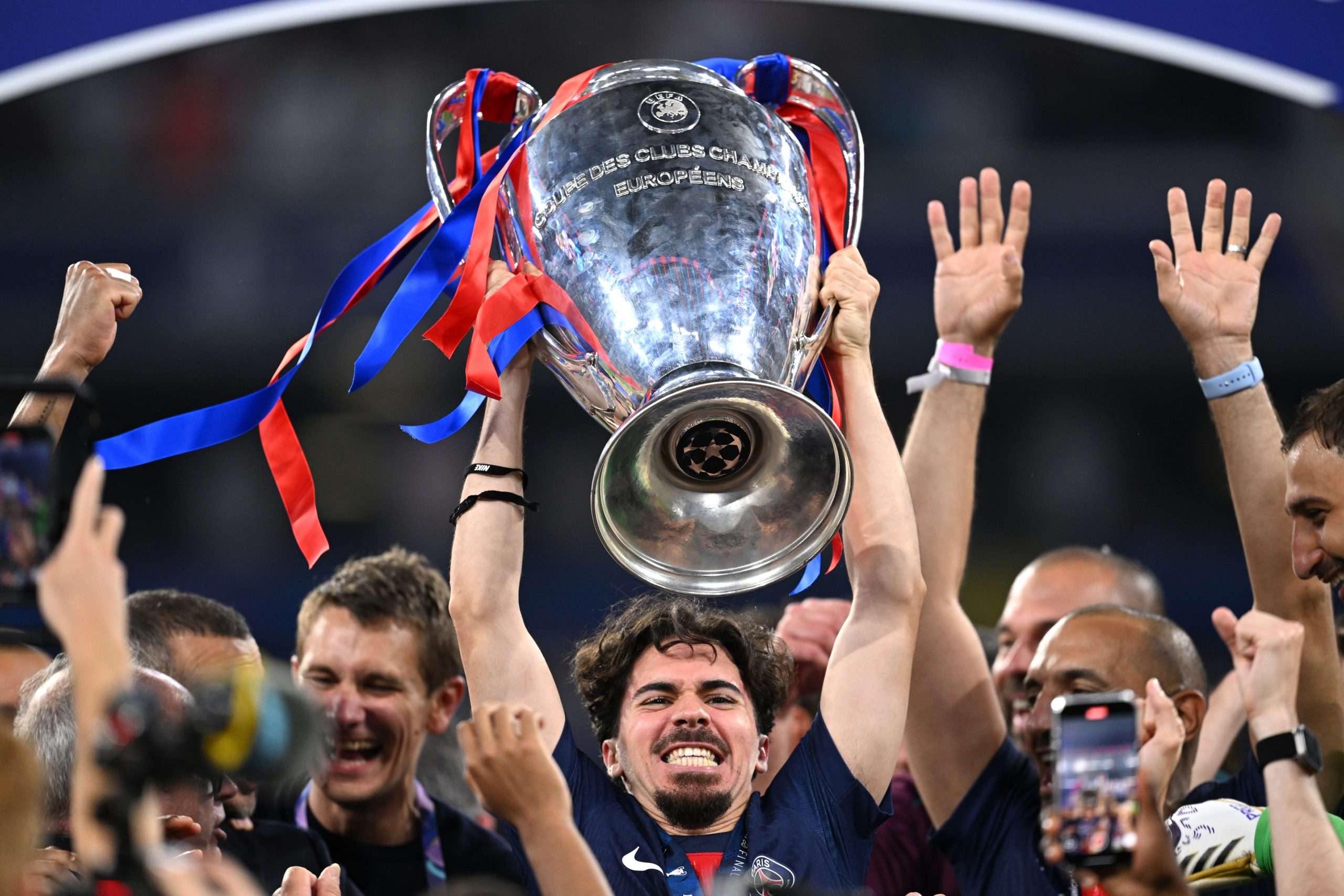 vitinha soulève le trophée de la ligue des champions